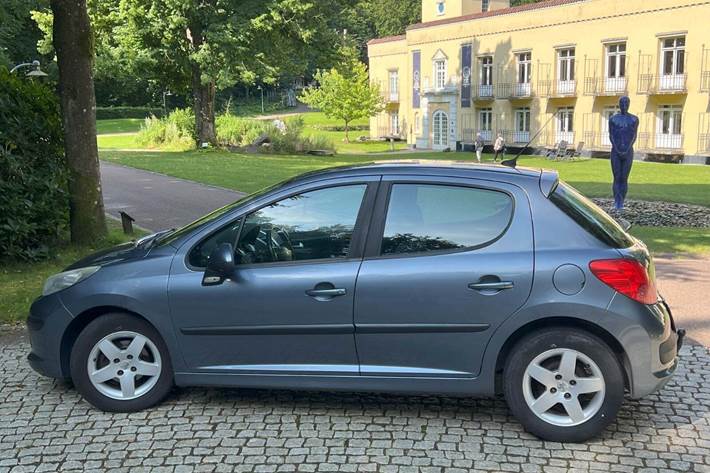 Grå Peugeot 207 fra 2008