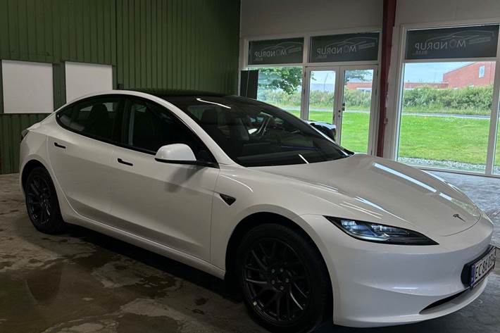 Hvid Tesla Model 3 fra 2024