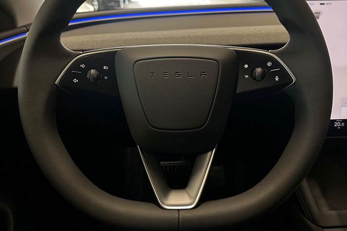 Hvid Tesla Model 3 fra 2024