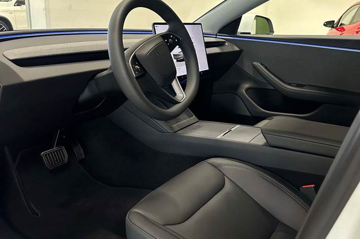 Hvid Tesla Model 3 fra 2024
