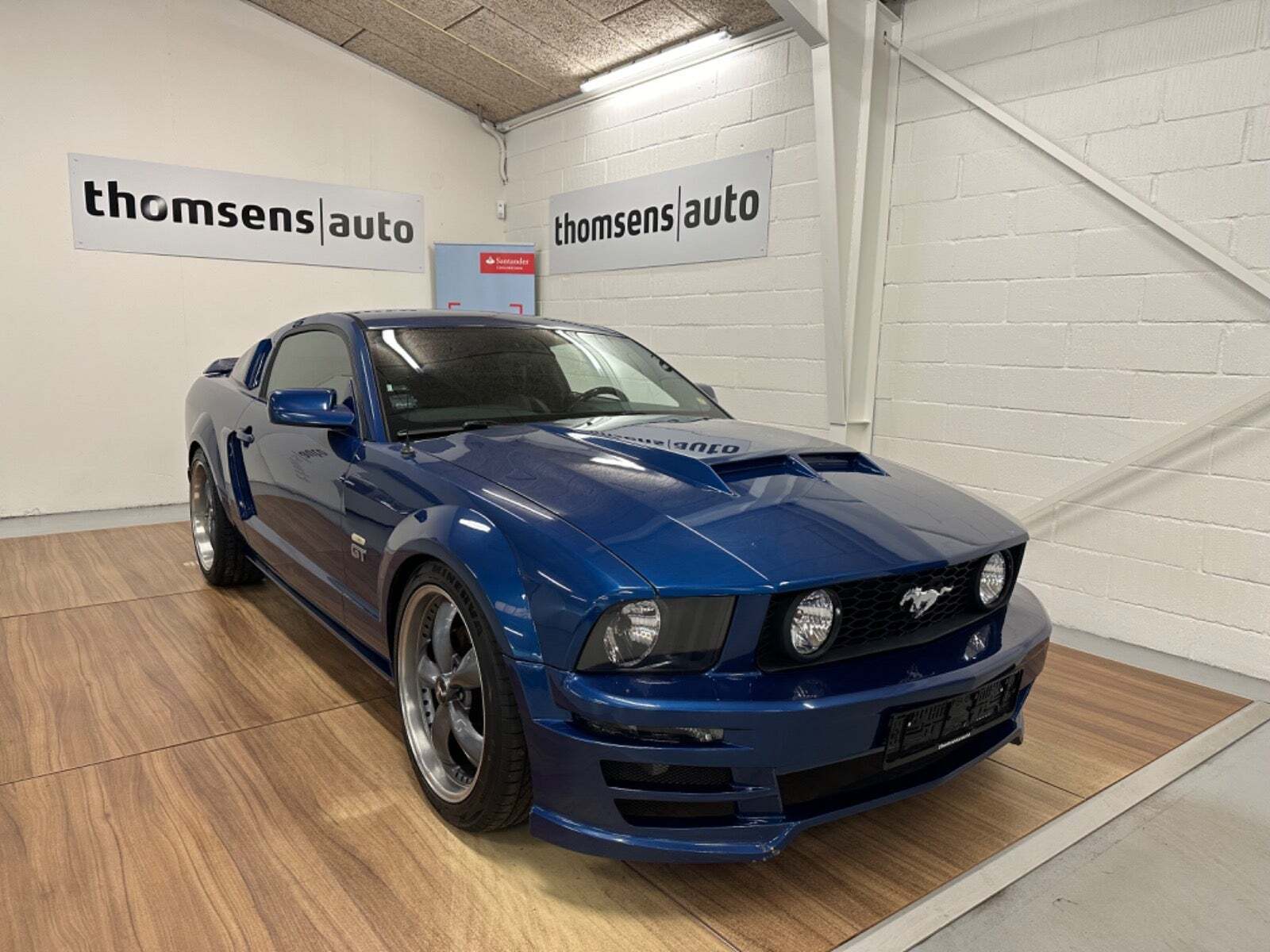Blå Ford Mustang fra 2006 set udefra