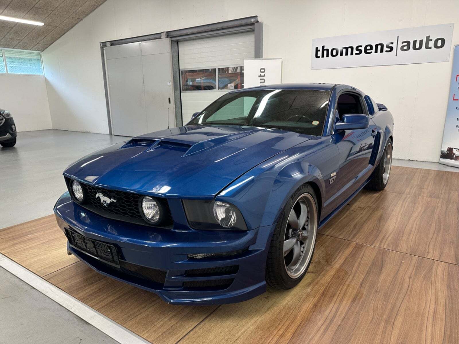 Blå Ford Mustang fra 2006