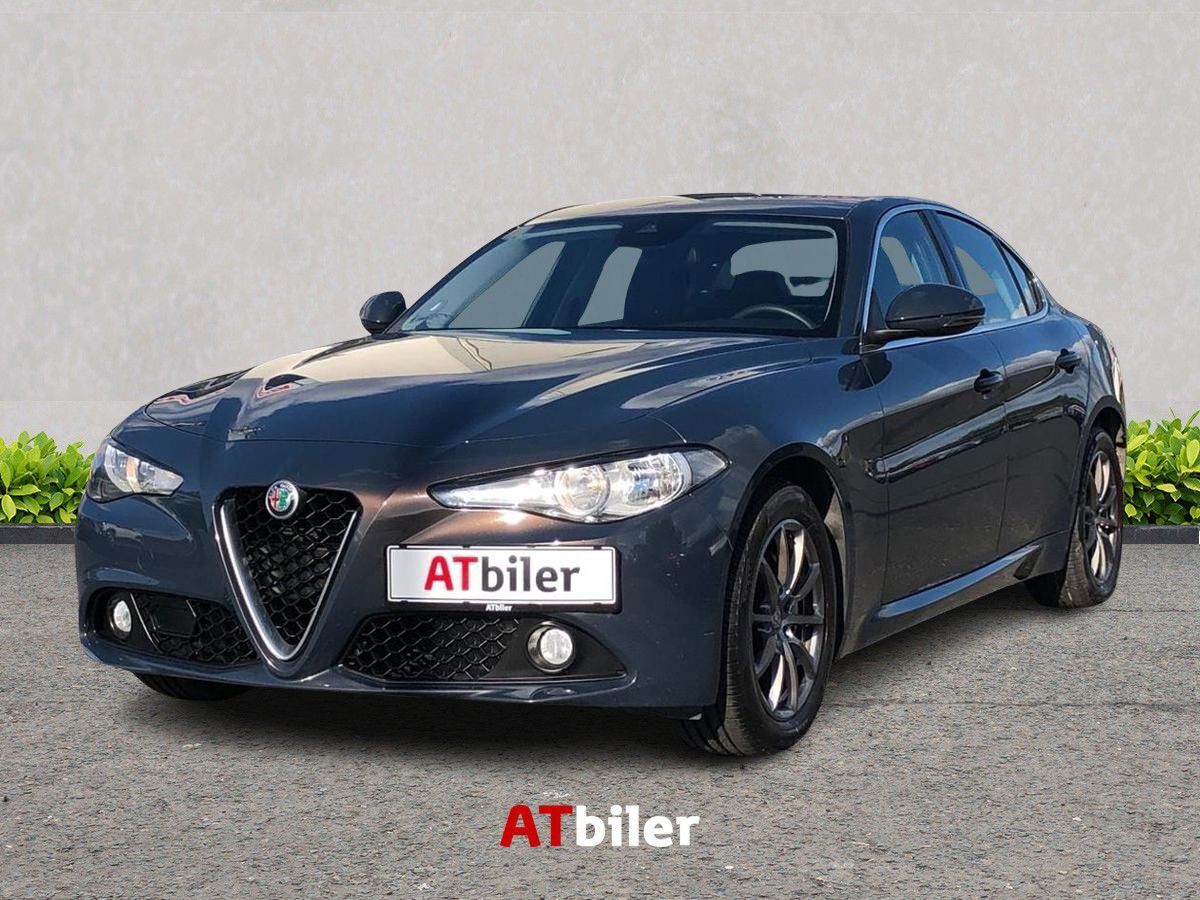 Grå Alfa Romeo Giulia fra 2018 set udefra