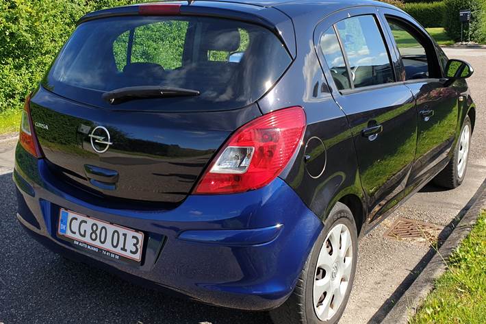 Sort Opel Corsa fra 2011