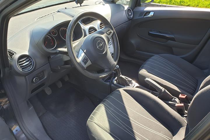 Sort Opel Corsa fra 2011