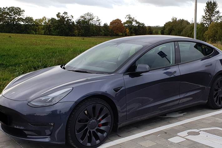 Grå Tesla Model 3 fra 2022