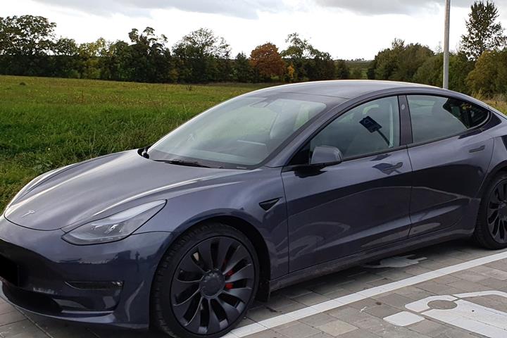 Grå Tesla Model 3 fra 2022