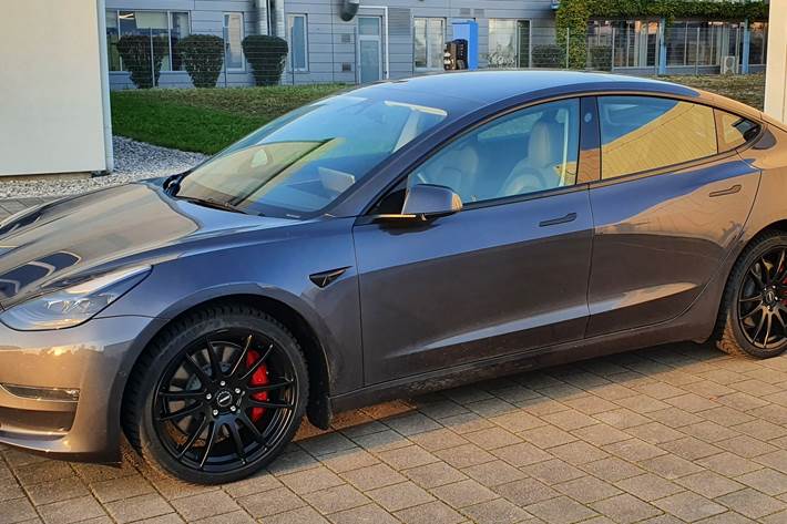 Grå Tesla Model 3 fra 2022