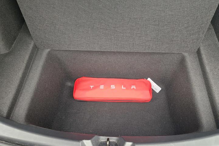 Grå Tesla Model 3 fra 2022