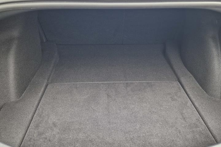 Grå Tesla Model 3 fra 2022