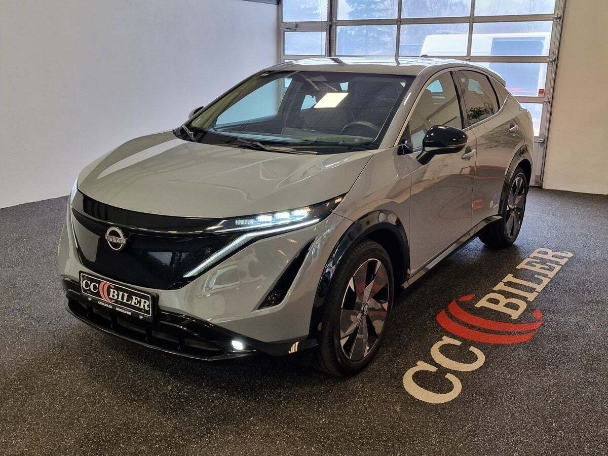 Grå Nissan Ariya fra 2022 set udefra