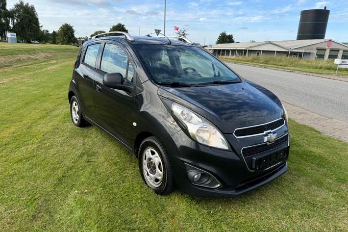 Sort Chevrolet Spark fra 2014 set udefra
