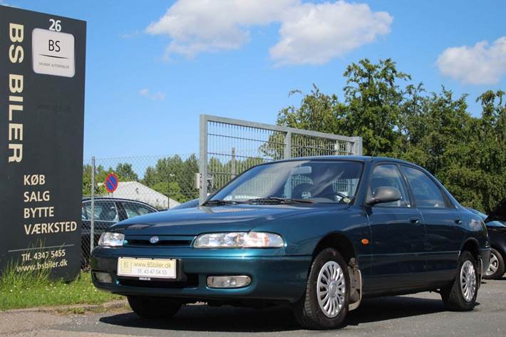 Grøn Mazda 626 fra 1992 set udefra