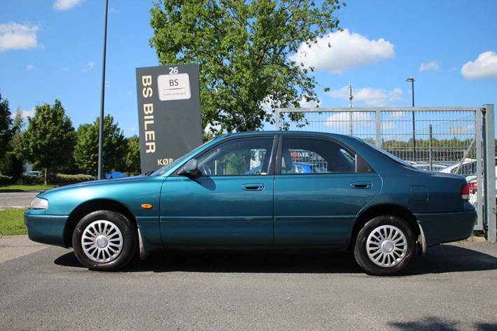 Grøn Mazda 626 fra 1992 set udefra