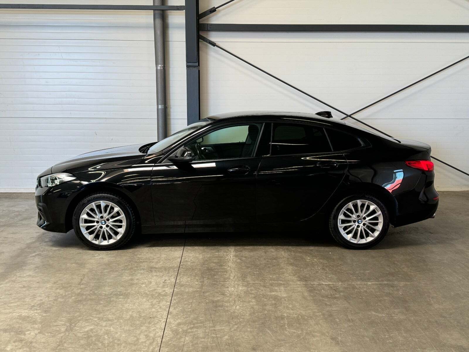 Sort BMW 218i fra 2021