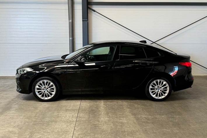 Sort BMW 218i fra 2021