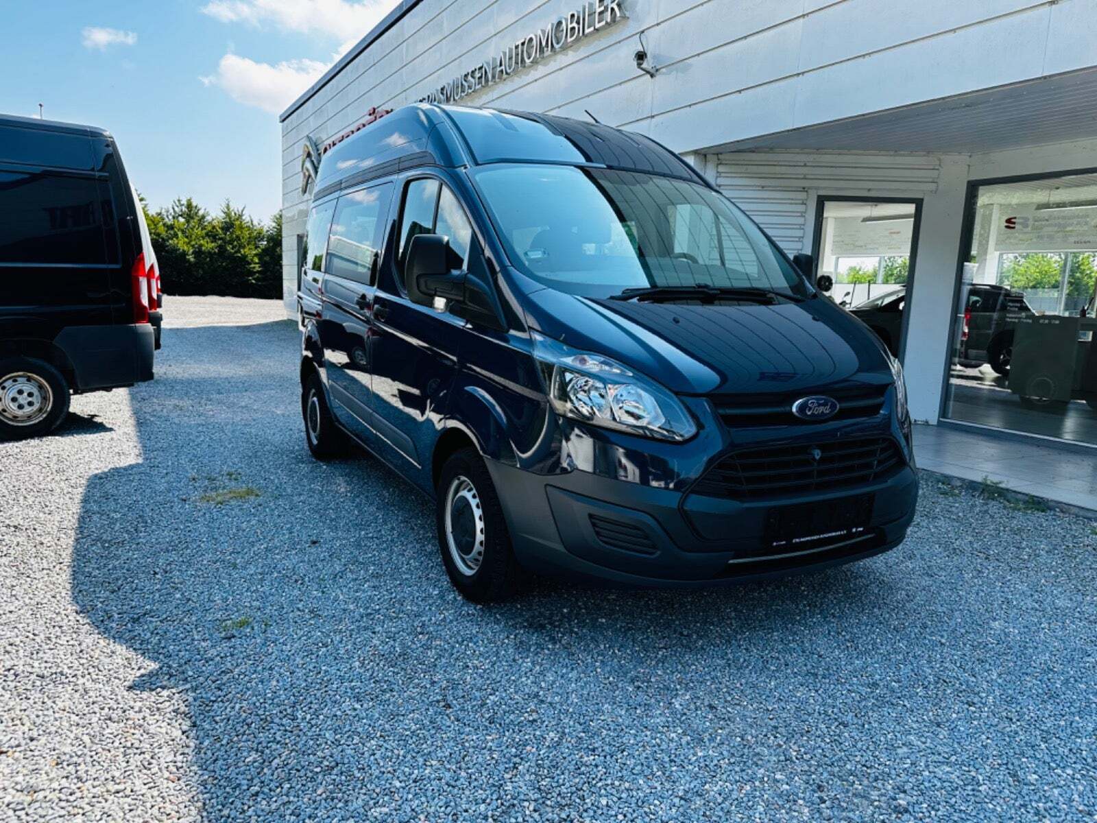 Blå Ford Transit Custom Kombi 310S fra 2016 set udefra