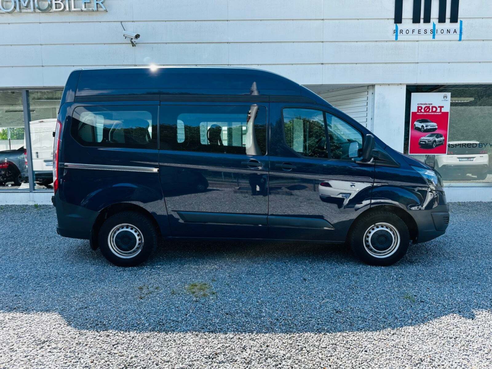 Blå Ford Transit Custom Kombi 310S fra 2016 set udefra