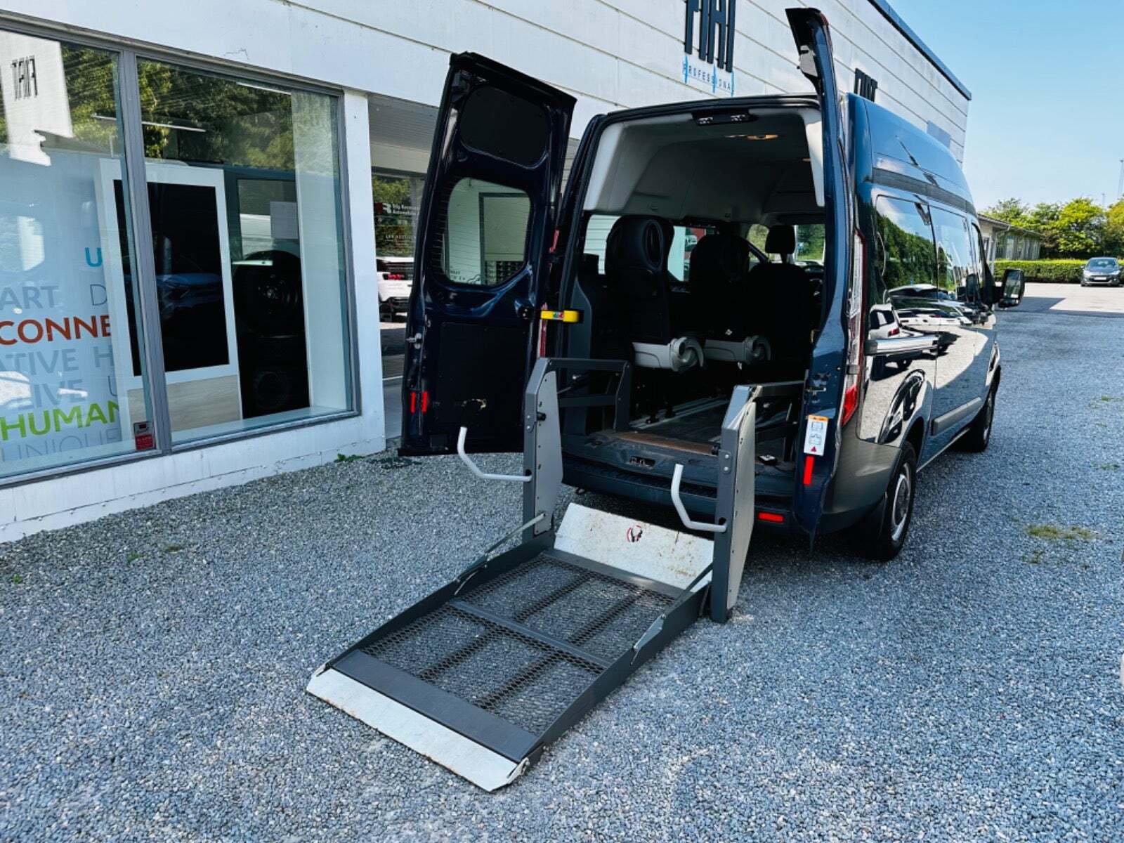 Blå Ford Transit Custom Kombi 310S fra 2016 set udefra