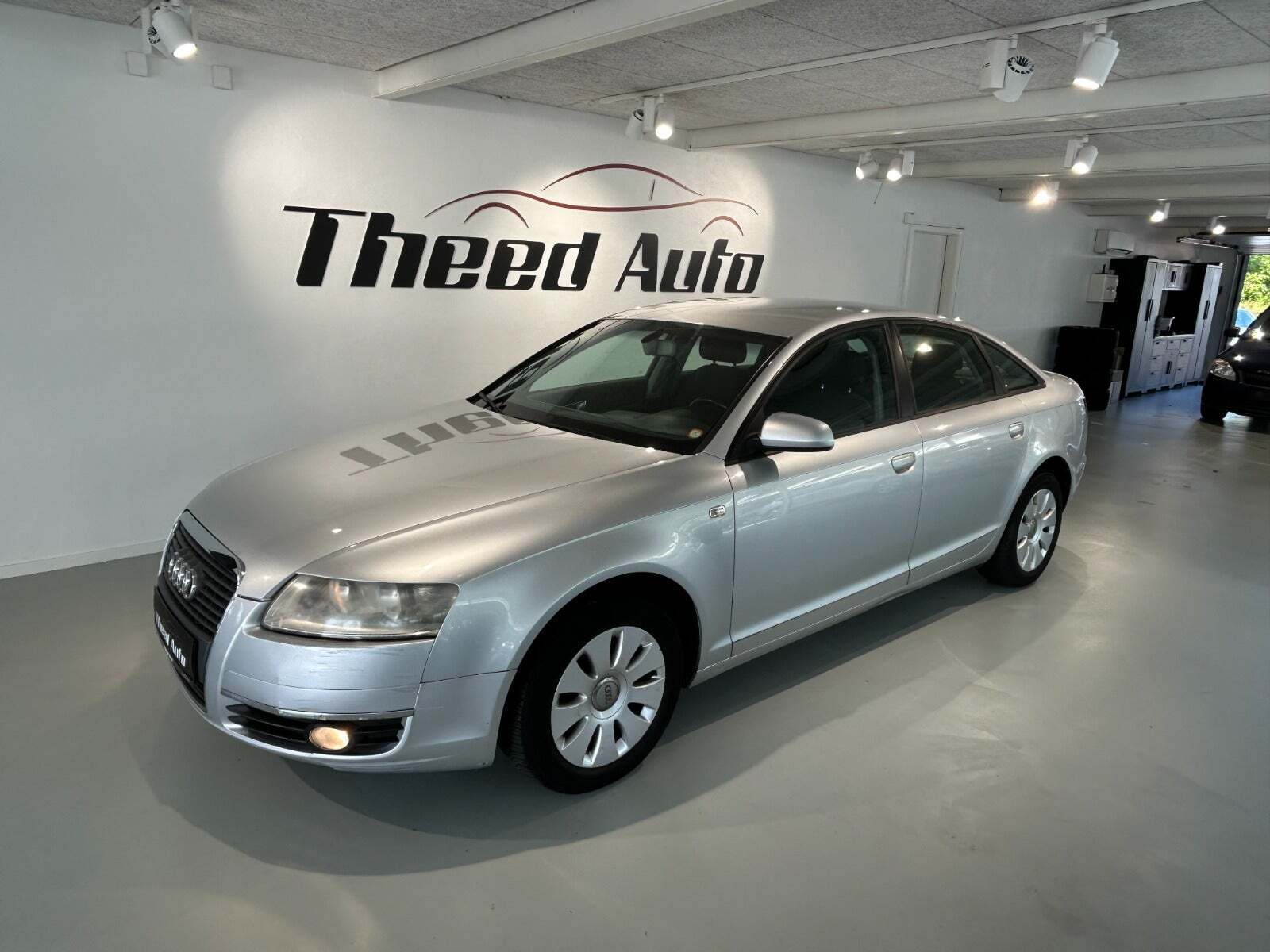 Sølv Audi A6 fra 2004 set udefra