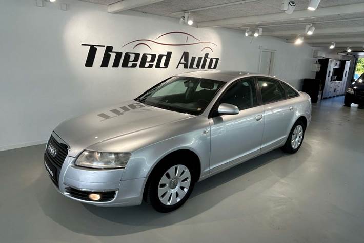 Sølv Audi A6 fra 2004 set udefra