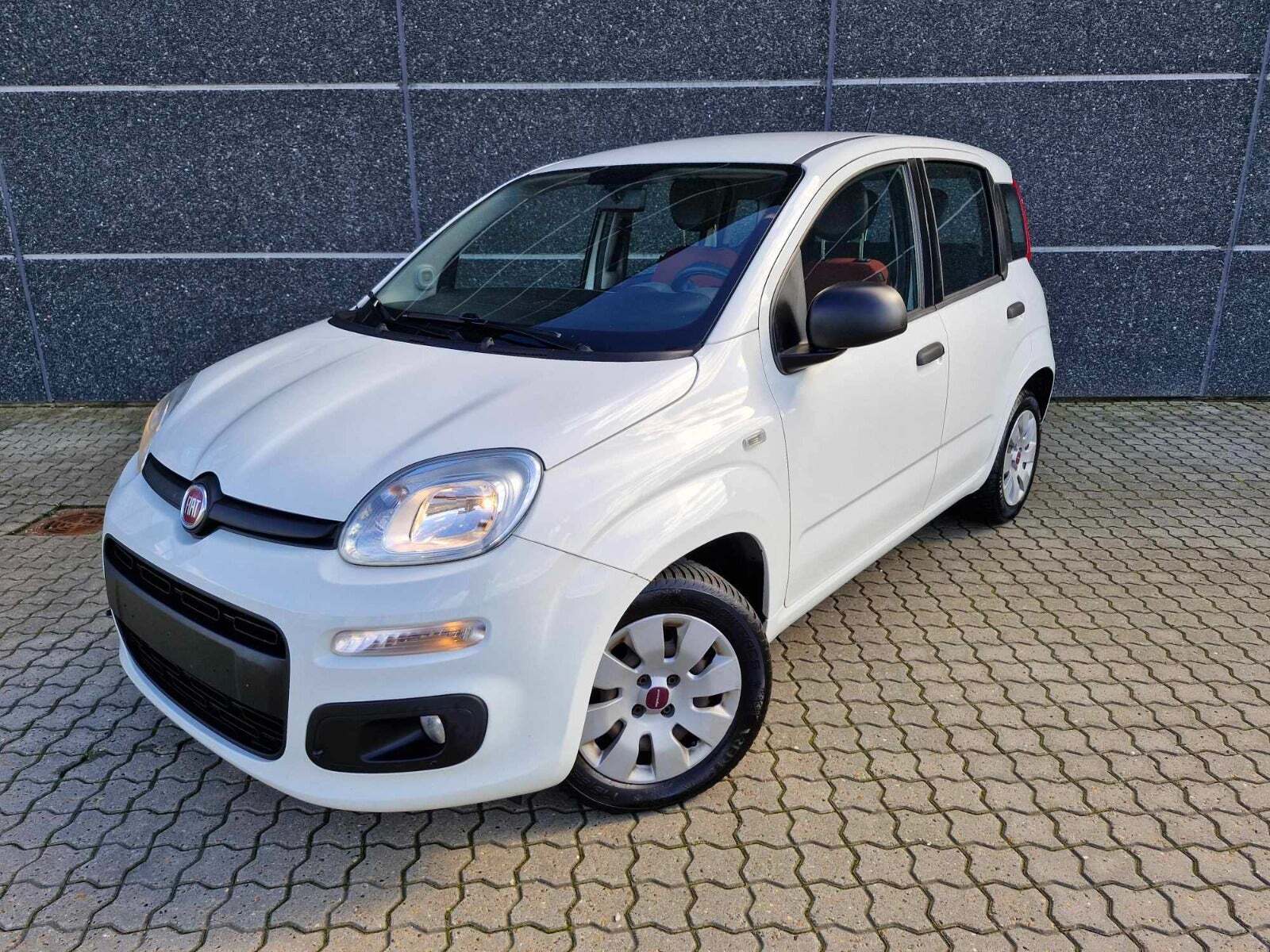 Hvid Fiat Panda fra 2016 set udefra