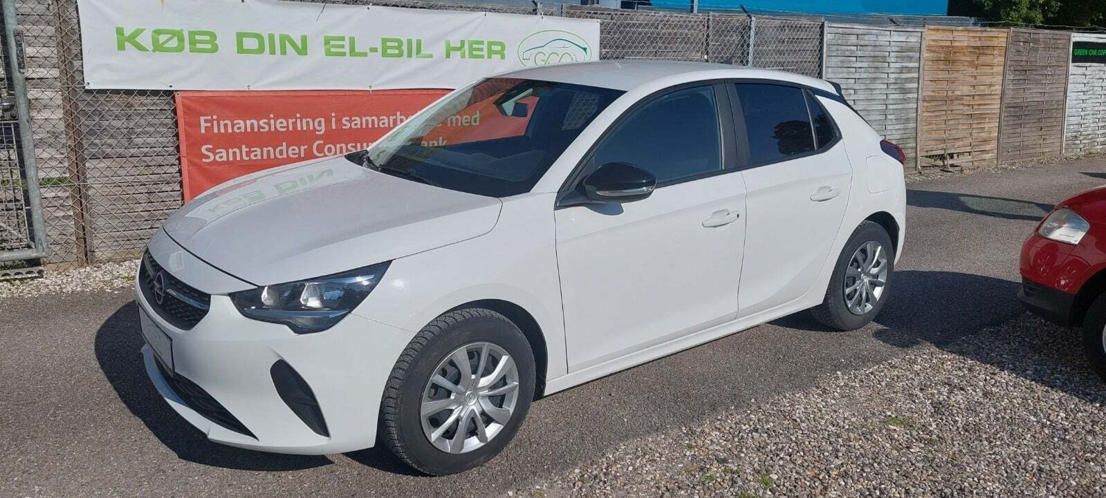 Hvid Opel Corsa fra 2020 set udefra