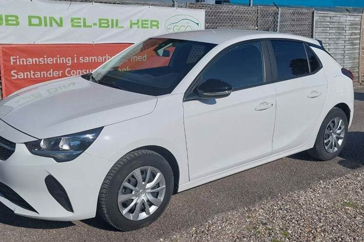 Hvid Opel Corsa fra 2020 set udefra