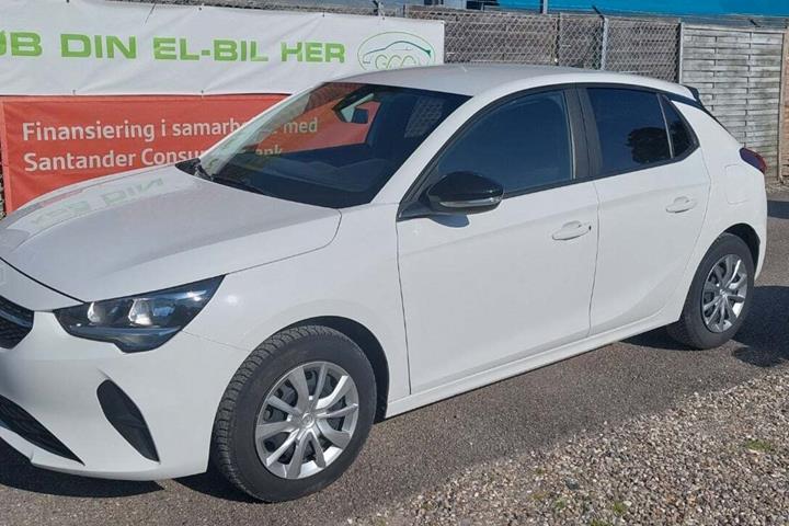 Hvid Opel Corsa fra 2020 set udefra