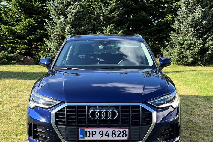 Blå Audi Q3 fra 2023