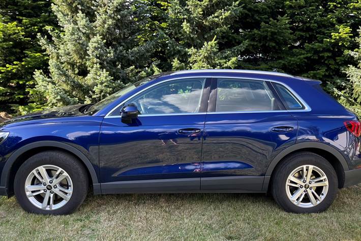 Blå Audi Q3 fra 2023