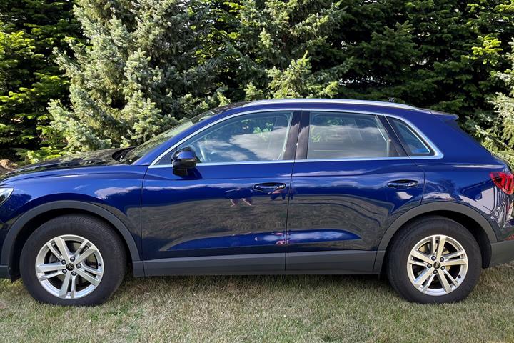 Blå Audi Q3 fra 2023