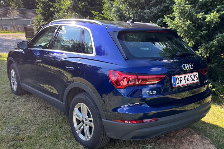 Blå Audi Q3 fra 2023