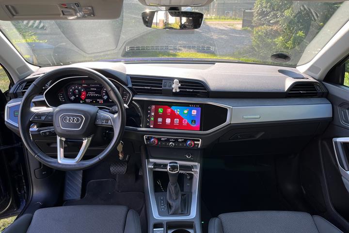 Blå Audi Q3 fra 2023