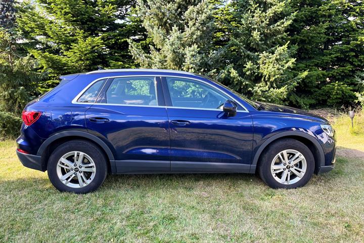 Blå Audi Q3 fra 2023