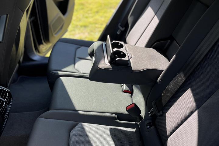 Blå Audi Q3 fra 2023