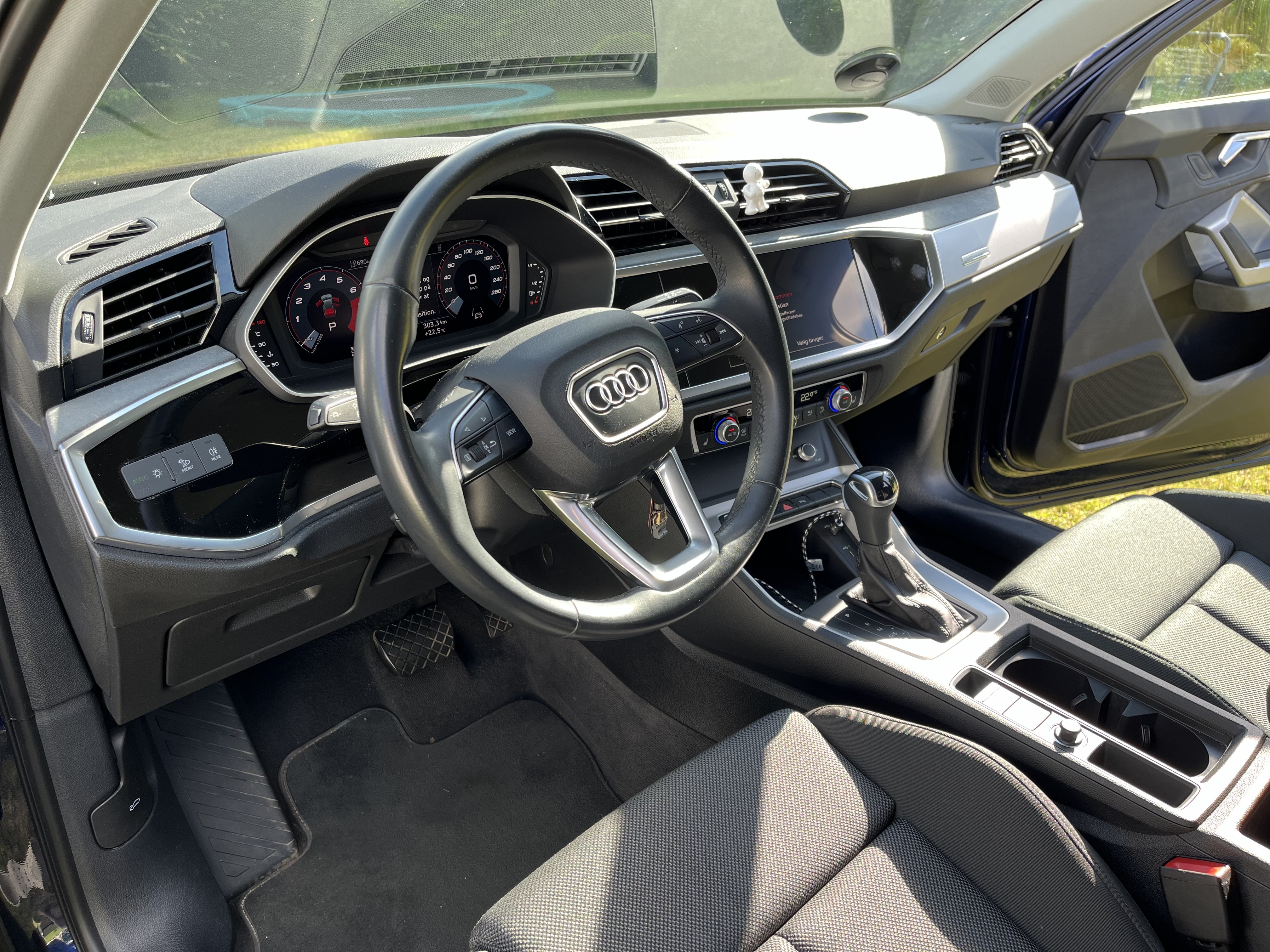 Blå Audi Q3 fra 2023