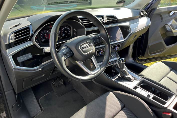 Blå Audi Q3 fra 2023