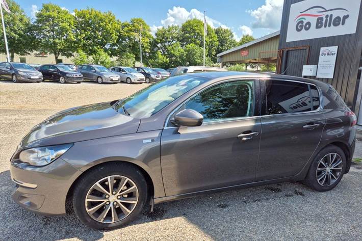 Grøn Peugeot 308 fra 2015