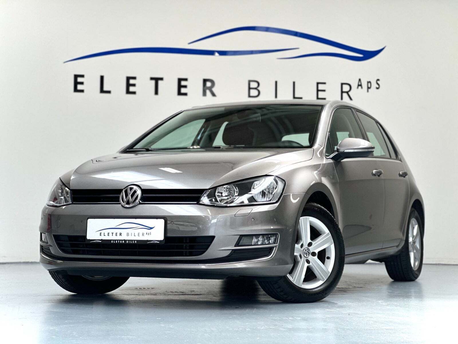 Grå VW Golf VII fra 2016