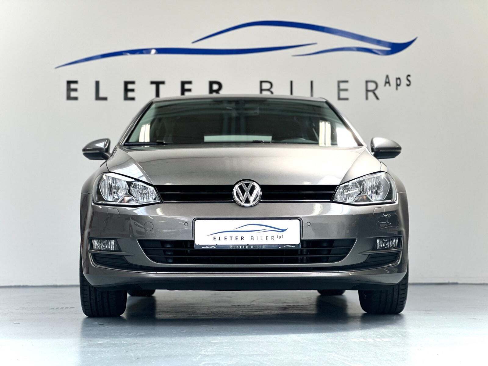 Grå VW Golf VII fra 2016