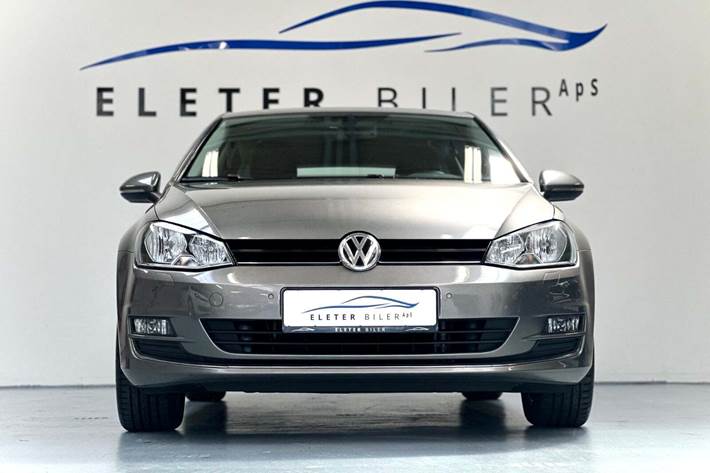 Grå VW Golf VII fra 2016