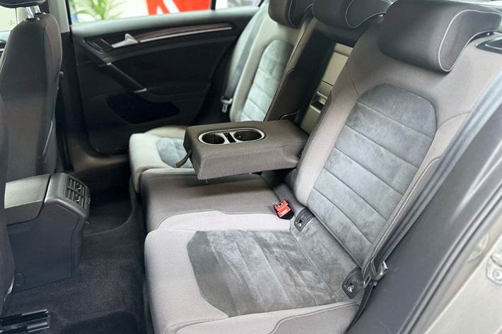 Grå VW Golf VII fra 2016