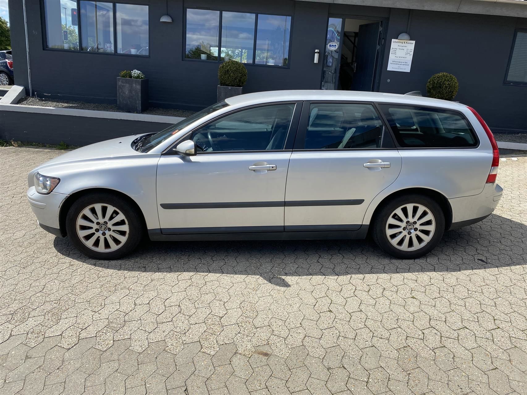 Grå Volvo V50 fra 2005
