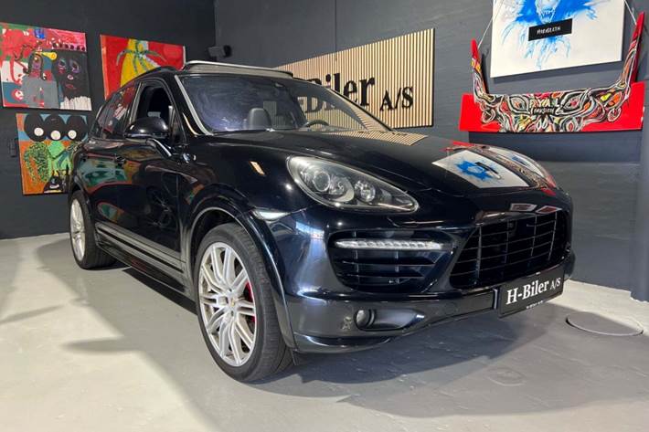 Sort Porsche Cayenne GTS fra 2013 set udefra