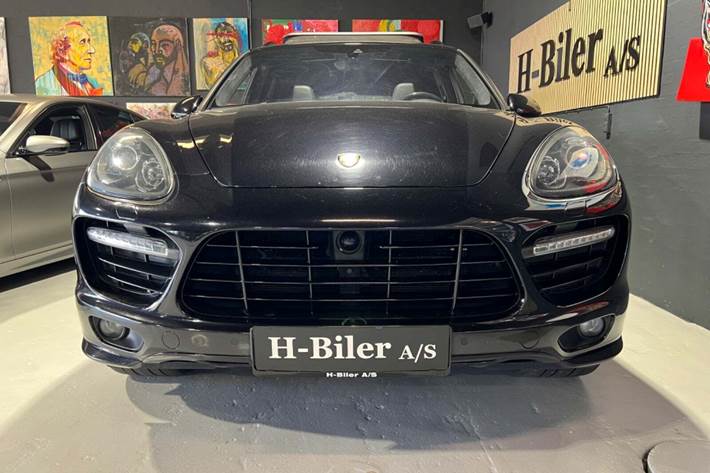 Sort Porsche Cayenne GTS fra 2013 set udefra