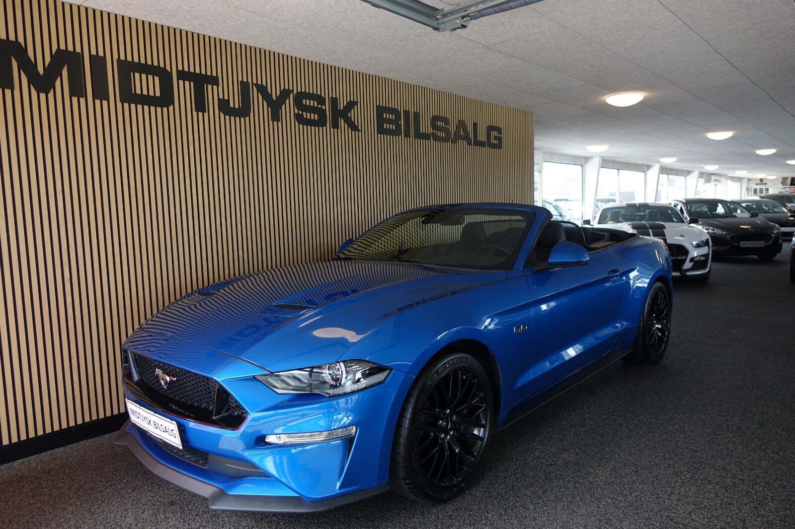 Blå Ford Mustang fra 2019