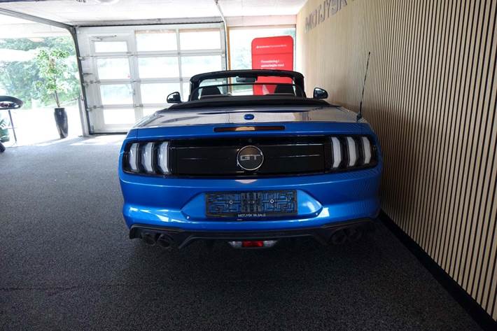 Blå Ford Mustang fra 2019