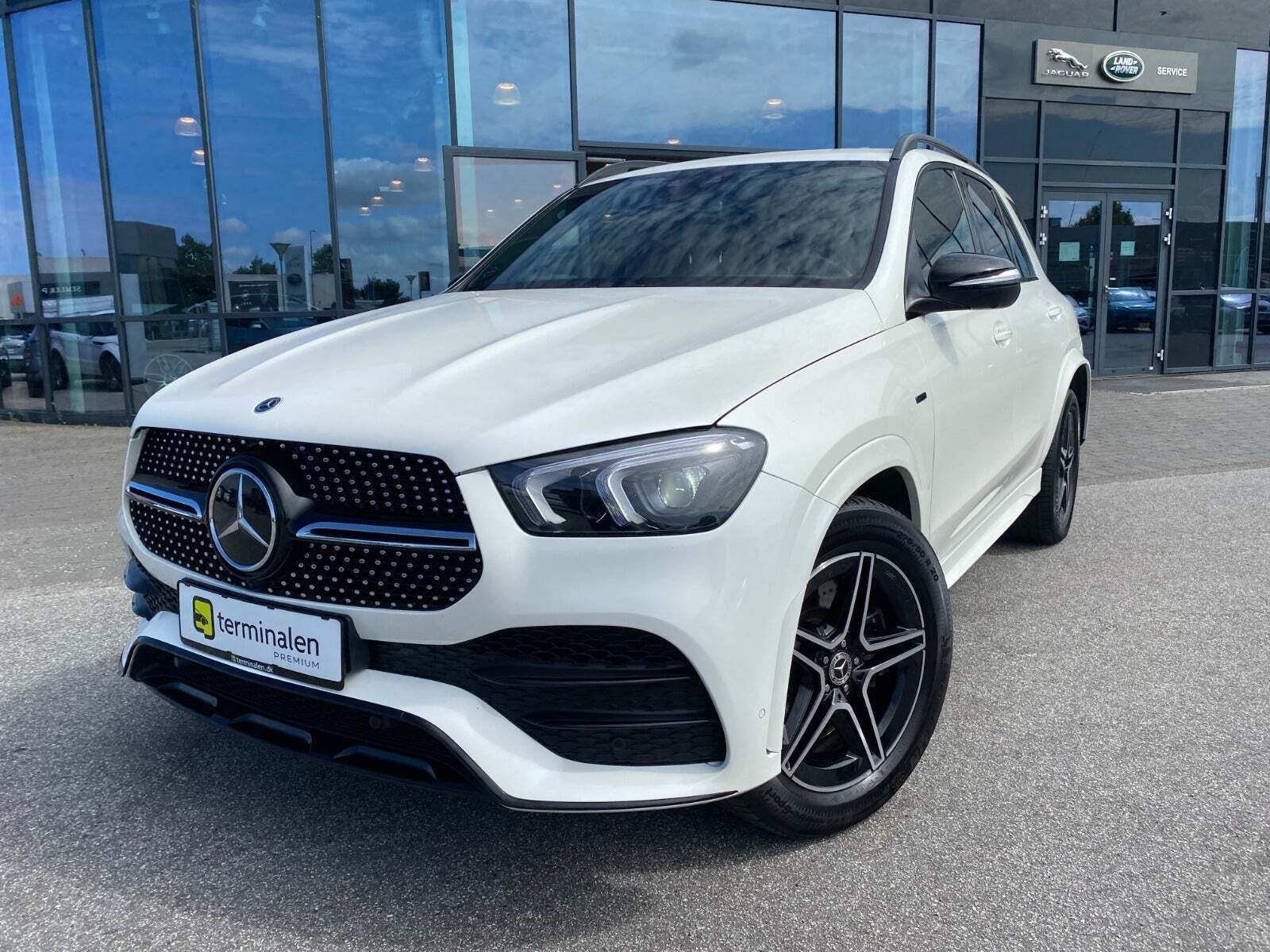 Hvid Mercedes GLE350 de fra 2021 set udefra