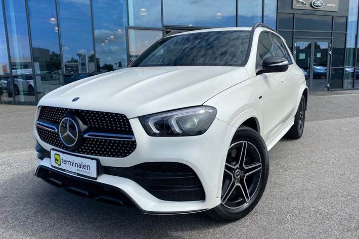 Hvid Mercedes GLE350 de fra 2021 set udefra